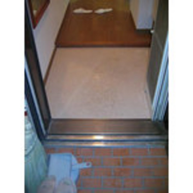 玄関床を明るい色調のビニル材を使用いたしました。