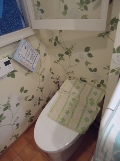 お部屋の一番奥にトイレを設置。