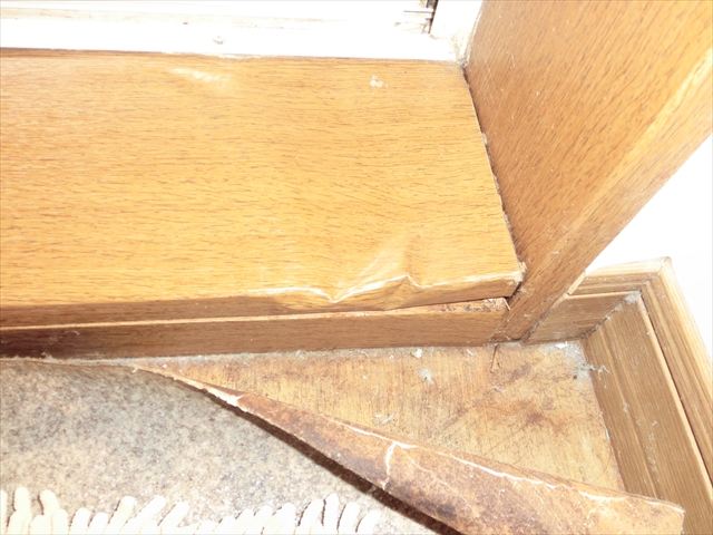 浴室入り口下枠が腐食し、クッションフロアは剥がれてきています