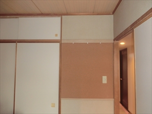 和室の畳を板の間にし、壁の一部をコルク壁に施工しました