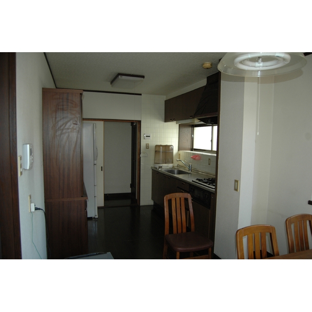 キッチンの取替え床の張替え、壁の間口を広げる工事を施工。