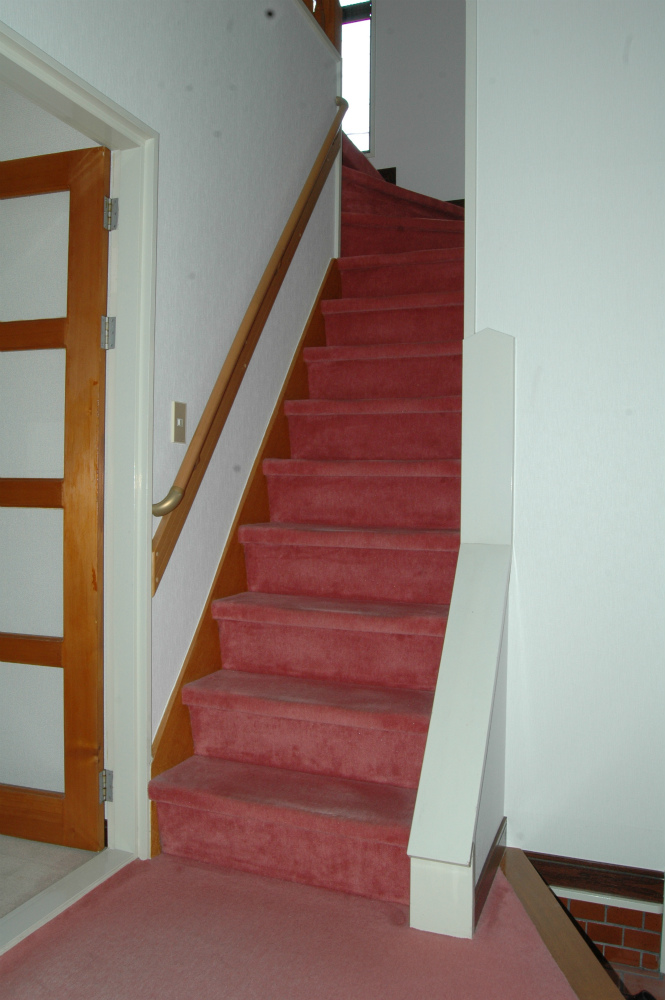 カーペットが引きつめてあったので、滑りやすい階段でした。