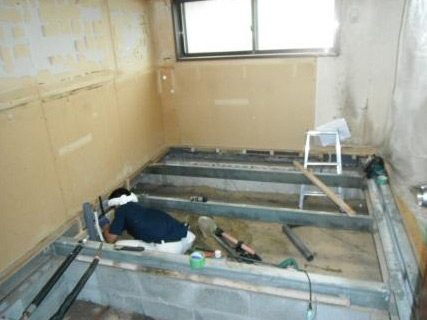 キッチンの床は下地から施工させて頂きました