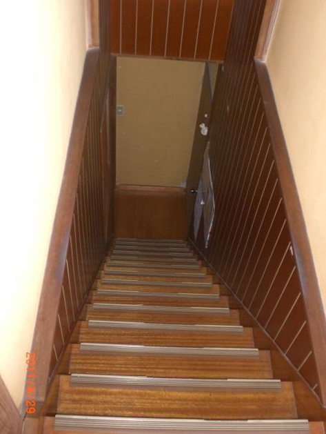 階段に手すりがないので心配