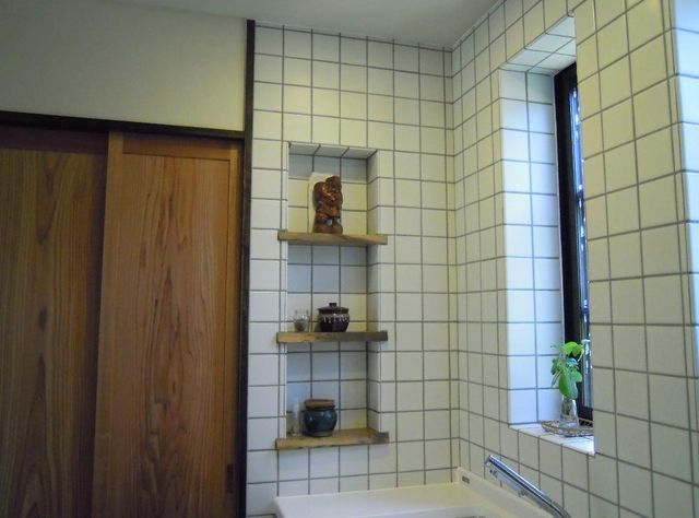 飾り棚や窓台等にケヤキの木を使いました。