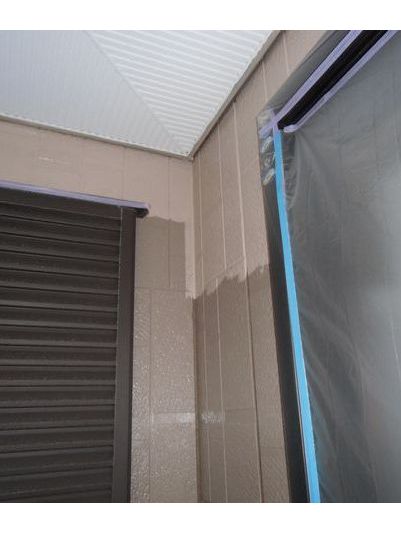 当然ですが塗装前にはクラック(細かいヒビ)などの補修をします