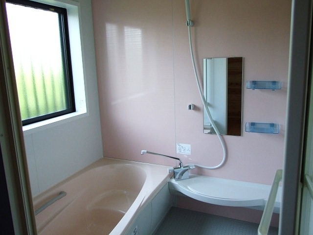 淡いピンク色の浴室