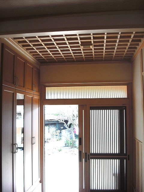 格子天井の玄関