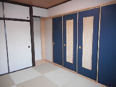 伝統の〔麻の葉〕模様の組子の建具をあつらえた素敵な和室