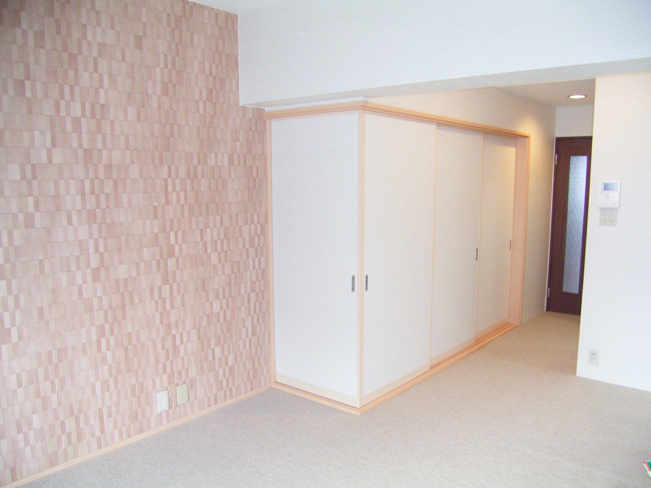 和室とLDKの間の壁を取り払って、L字型に3本引戸を取付しました。