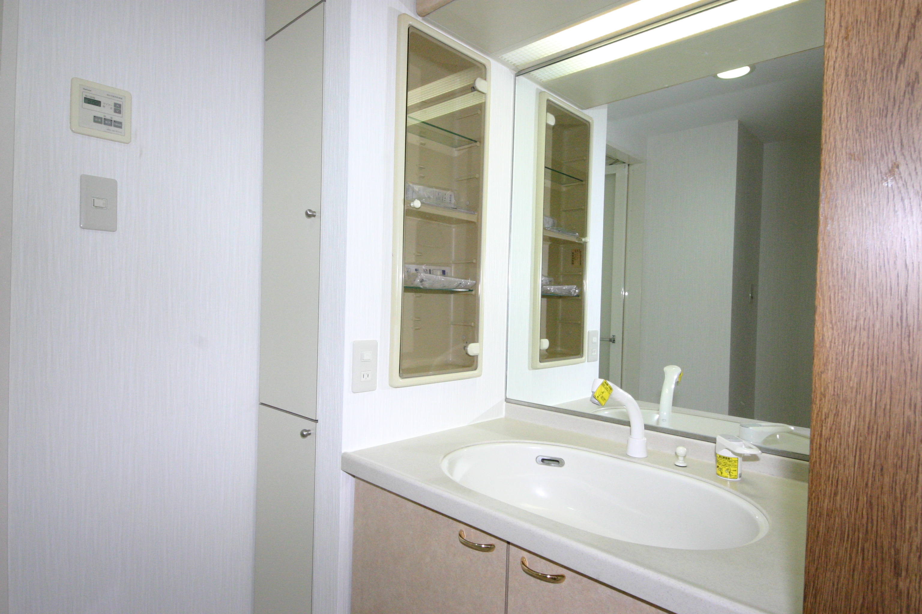 洗面台は水洗を交換し、他は徹底的にクリーニングしました