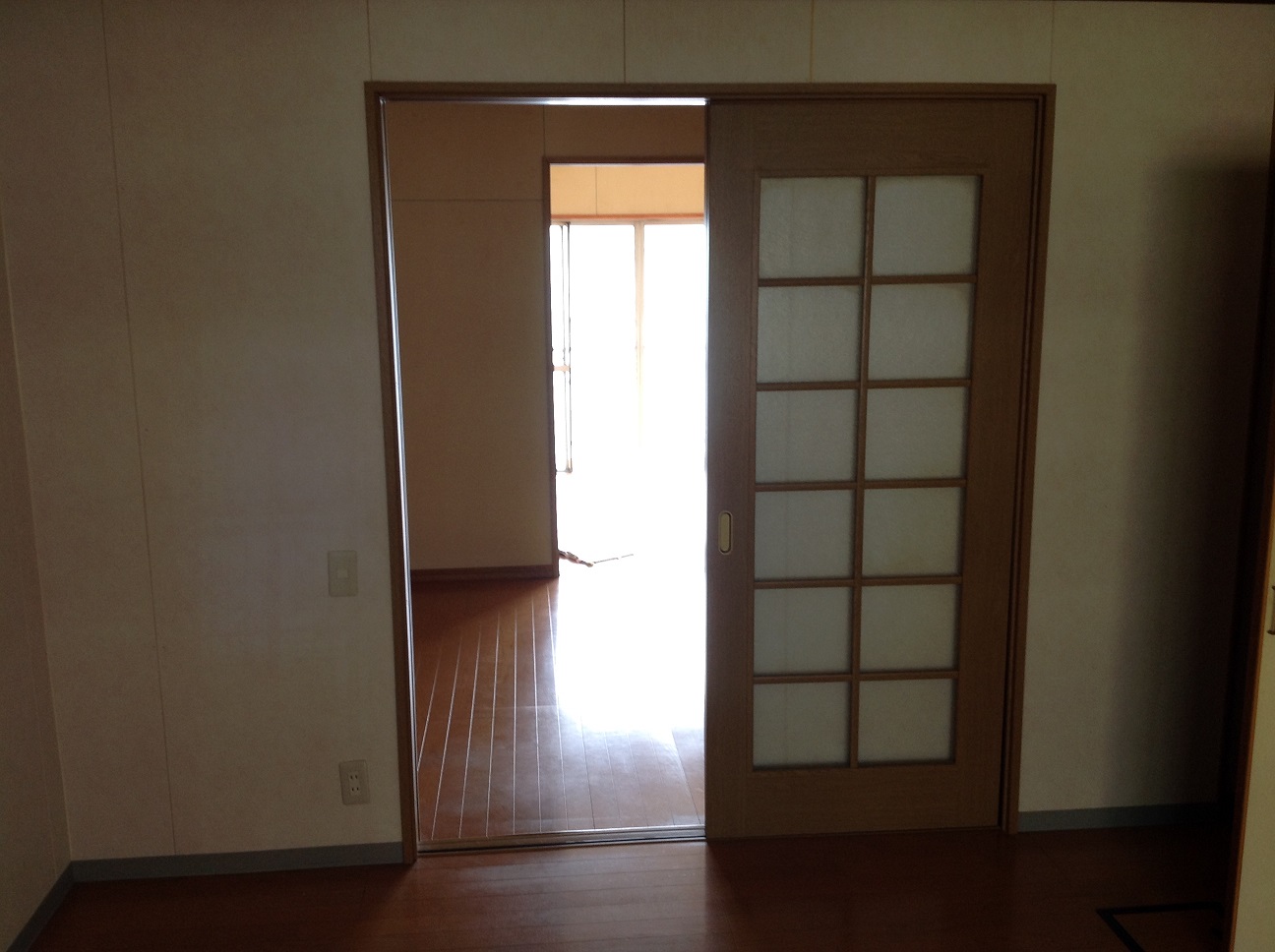 片引き戸のため風の通りと光が入りませんでした