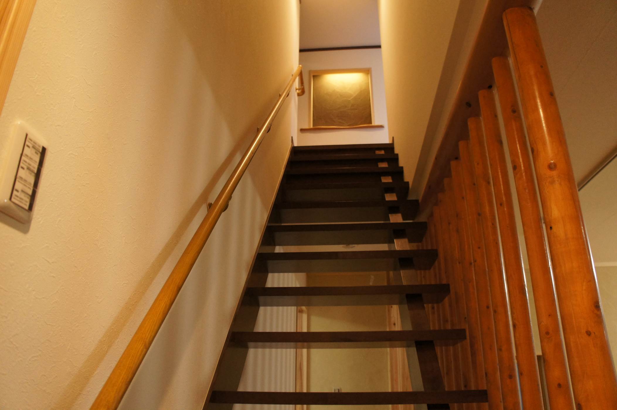 ストリップ階段を用いることにより、空間の広がりが感じられます。