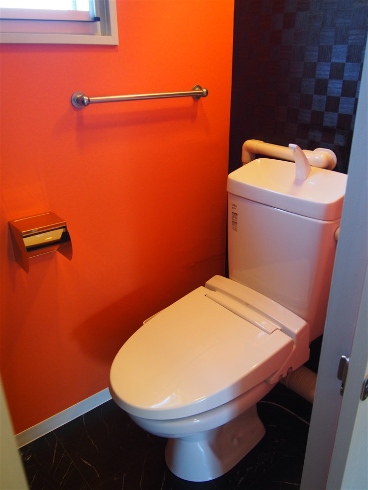 黒×オレンジの個性的なトイレ