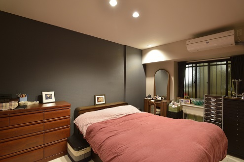 シックな色調と照明で落着きのある寝室