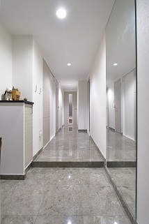 玄関から廊下まで続く大理石の床が、ホテルライクな高級感と豪華さを演出。