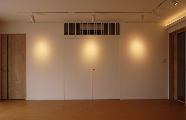 エアコンを埋め込み、作品を展示する場合でも邪魔にならない。