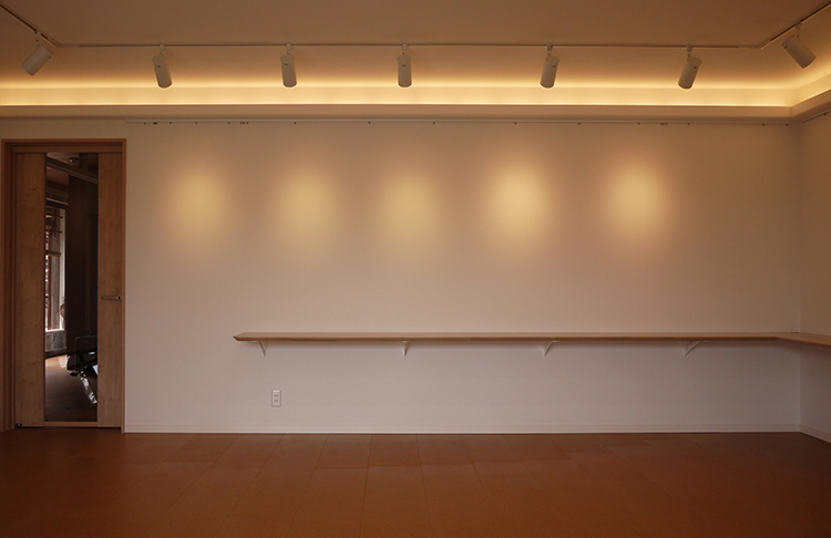 カウンターに小物の展示もすることができる。