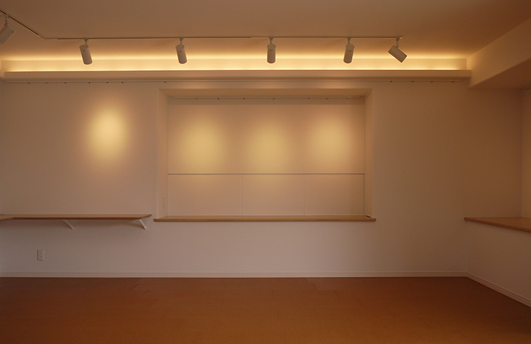 窓は閉めることができ、作品を展示することができる。