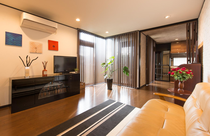 窓には木目調の縦型ブラインドを合わせ、モダンですっきりと