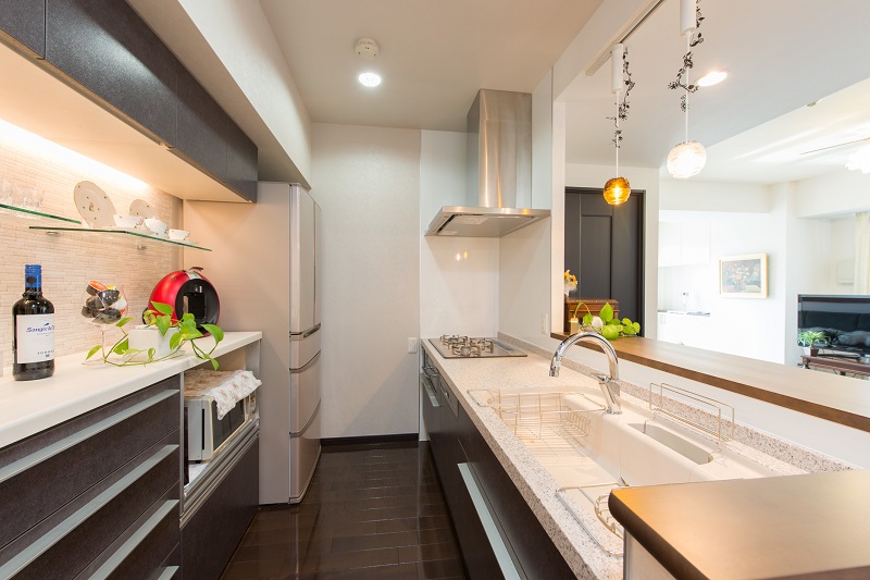 背面には収納や家電収納庫を完備し、導線もバッチリです。