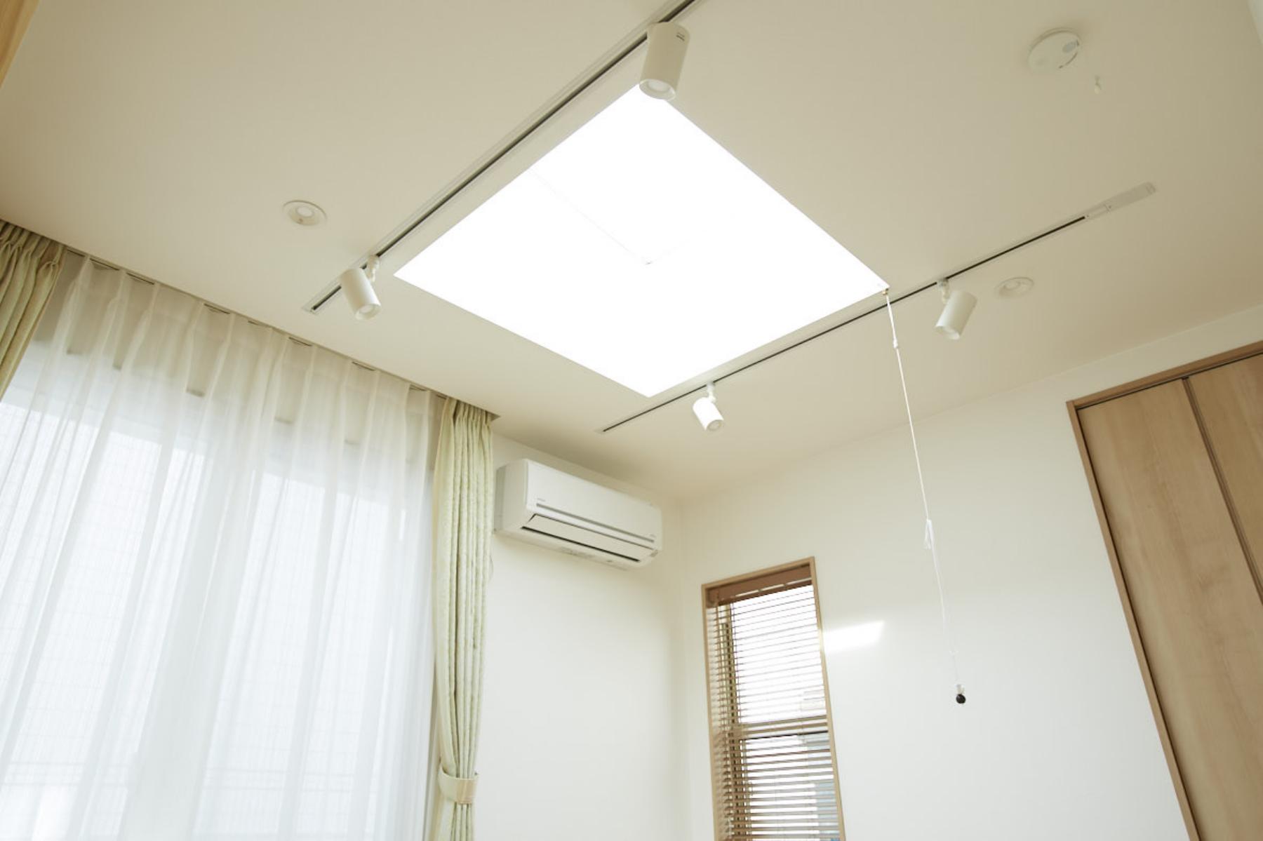 天窓から明かりが燦々と降り注ぎます