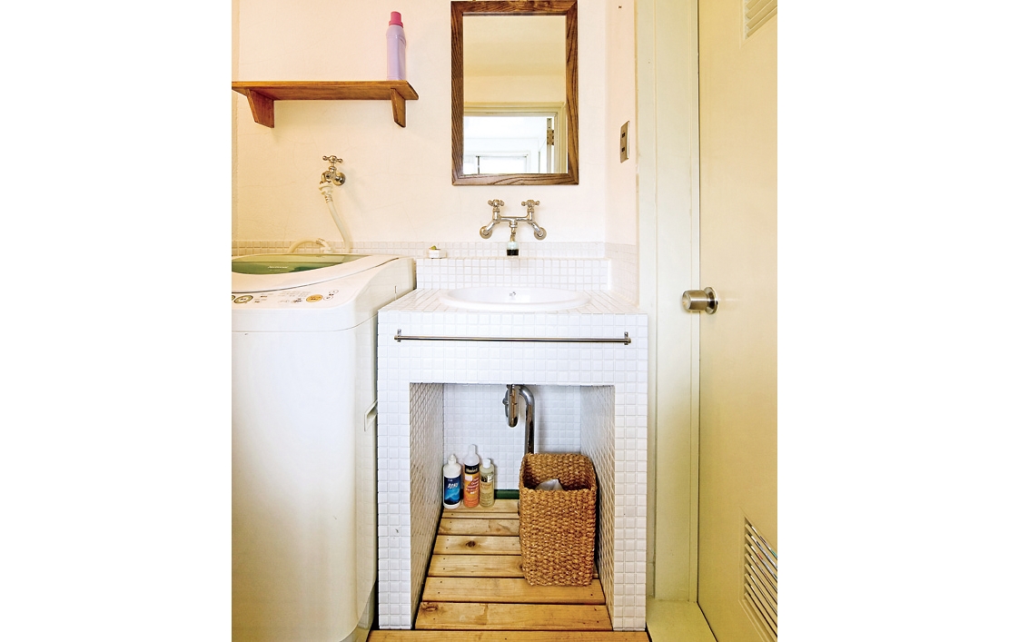 水まわり部分は白タイルでイメージを統一