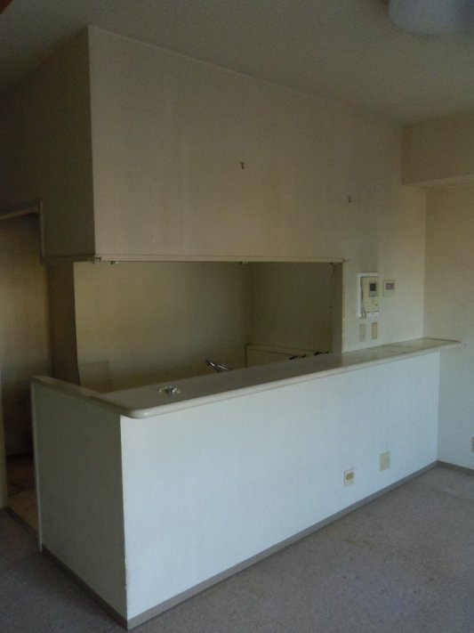 天井からの間仕切り壁によって空間は狭く感じられます