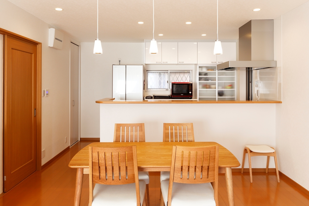 かわいい3連のペンダントがポイントのダイニング。