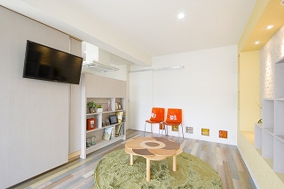 キッチン背面にも収納棚。引戸に取り付けたテレビはスライド可能