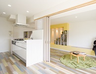 ダイニングから見たキッチンとリビング。引戸で仕切っても◎