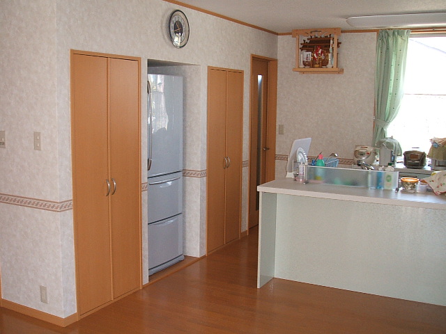 明るくしたいご希望から収納を吊戸ではなく食品庫、収納棚で