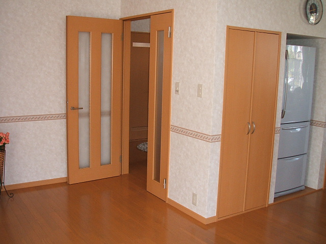 リビング側の入口は親子ドアにしました。