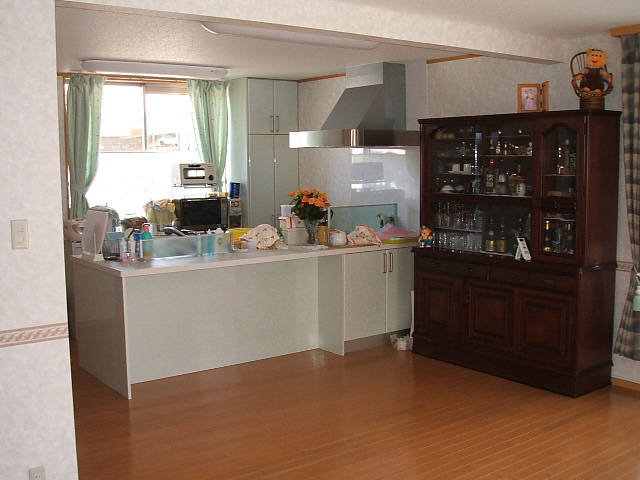 思い入れのあるカップボードに合わせて内装材を選びました。