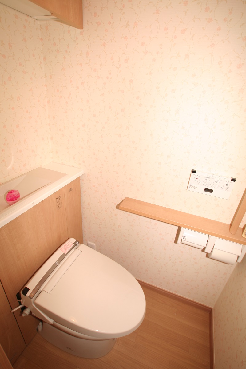 収納一体型のトイレはスッキリとしたデザインでお掃除も以前より簡単になります。
