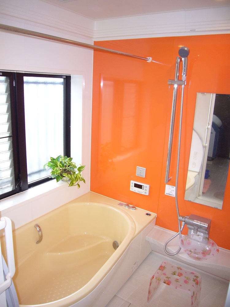 オレンジのアクセントカラーが印象的な浴室です。