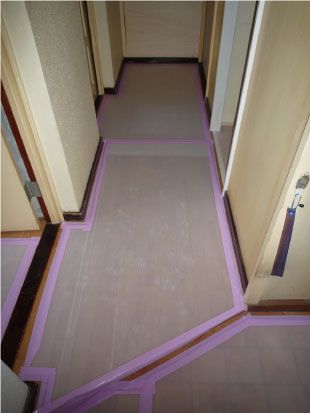 まずはしっかりと養生して作業部分以外を保護します。