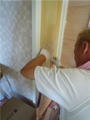 職人の手で一枚ずつしっかりと貼っていきます