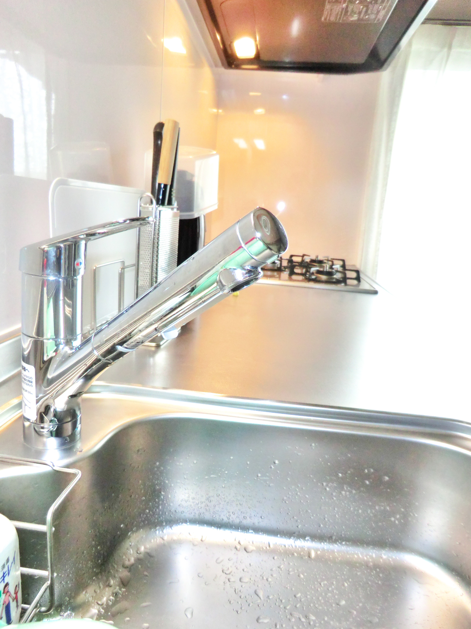 ほうき水栓でシンク掃除もらくらくです