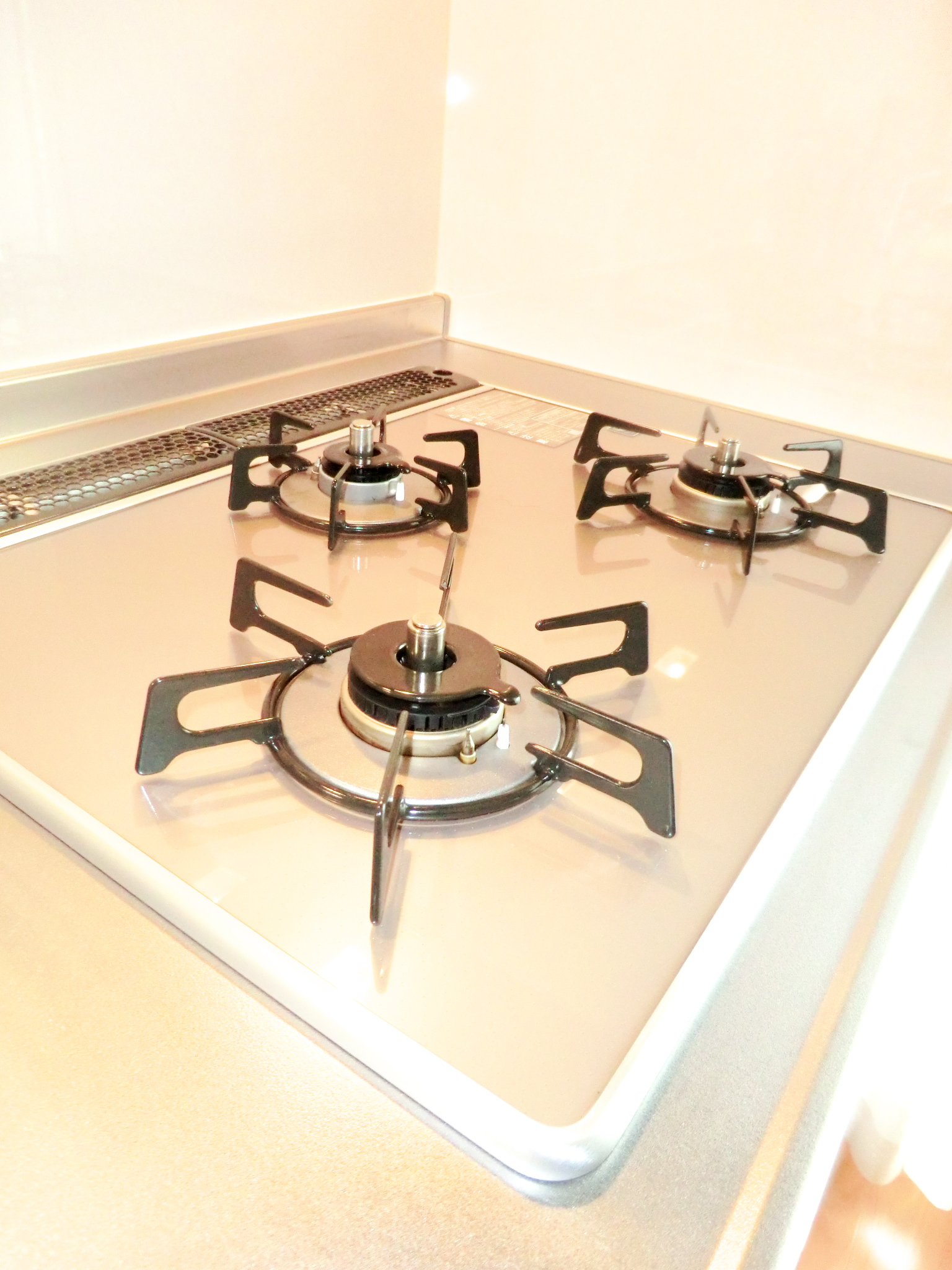 ガラストップコンロはサッと拭き取れるので掃除の手間が省けます