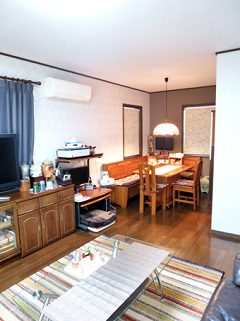 奥の一面だけ濃いブラウンに張り替えています。