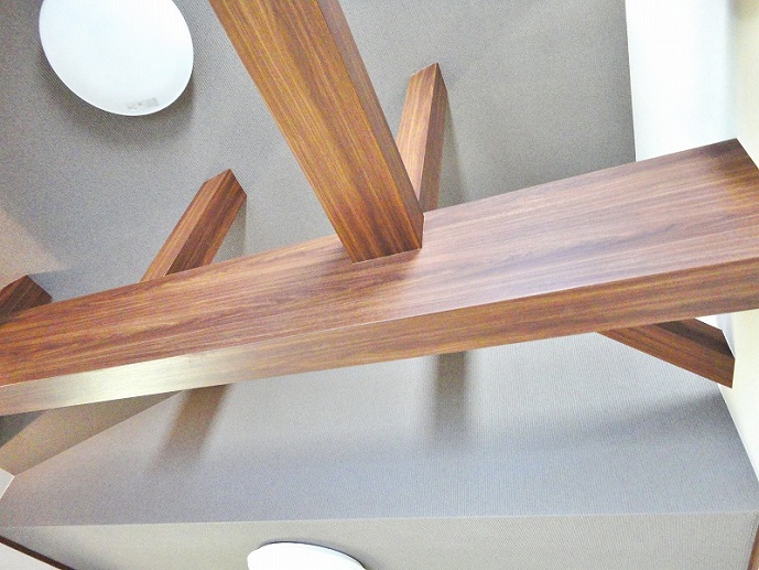 梁は残してアクセントにしました。