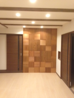 壁に１部の面に杉板(木)の市松貼り工事