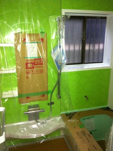 窓廻りのサッシュ額縁に注意しました。