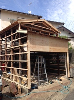 シャッターの取付の為 補強工事です。