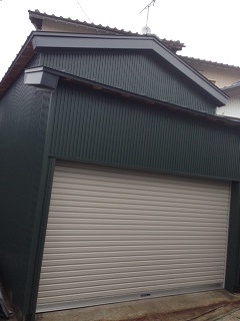 外壁と屋根の色が、落ち着いてとても良い感じです。