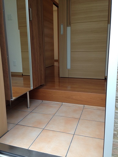 タイルと床の色合いに統一感があります。