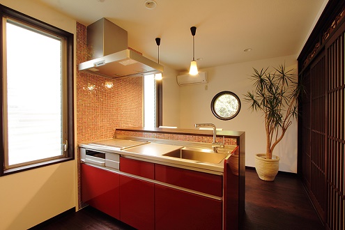 キッチン扉とモザイクタイルの赤色が和モダンに色を添えます。