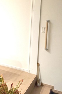 リビング真横の裏玄関には、手すりを設けて楽に上がれる様に。