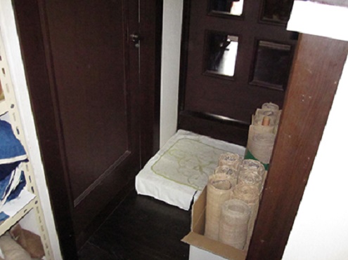 つまづきそうな段差を、白いタオルで包み目印にしていました。